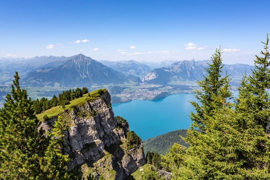 Blick vom Niederhorn auf das Berner Oberland und den Thunersee