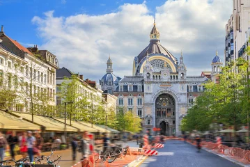 Photo sur Plexiglas Anvers Belle vue colorée sur le monument historique de la gare centrale d& 39 Anvers à Anvers, Belgique, vue de la rue Keyserlei en été