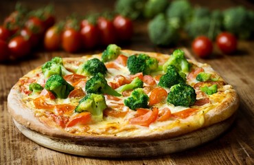 Pizza maison avec brocoli, tomates, mozzarella et sauce hollandaise