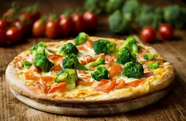 Photo sur Aluminium Pizzeria Pizza maison avec brocoli, tomates, mozzarella et sauce hollandaise