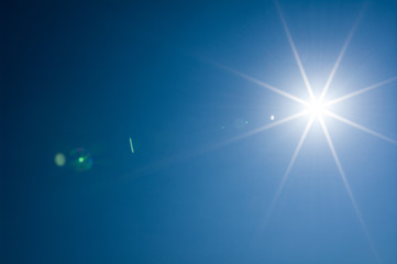 青空と強烈な太陽光線