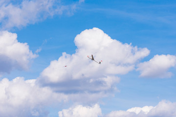 Wolken mit einem Segelflugzeug