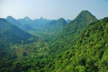 Fototapeta na wymiar ベトナム・タムコック　山景色