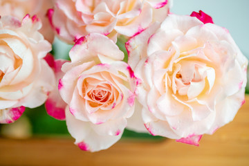 Fototapeta premium pink roses on a wooden tray