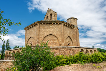 Fototapeta na wymiar Iglesia de Santa María de Eunate, Jakobsweg, Spanien