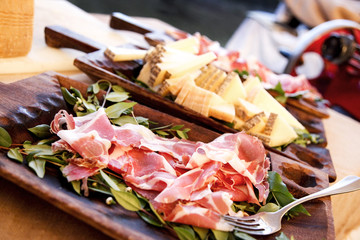 Vassoio di salumi e formaggi ben ordinativo su vassoio in legno