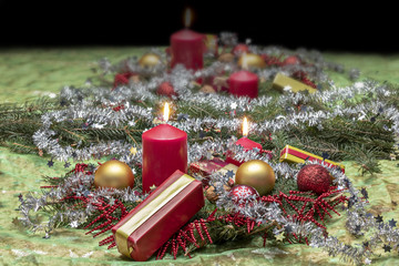 Weihnachtschmuck und Kerzen mit Tannezweige