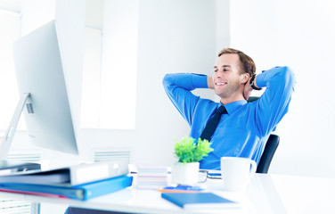 Naklejka premium Relaxing or dreaming young businessman at office