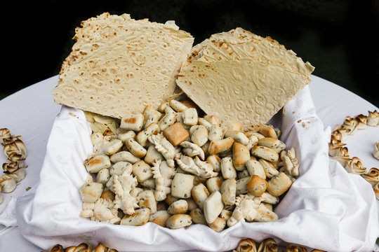 Vassoio di pane tipico della sardegna detto coccoi e civraxiu