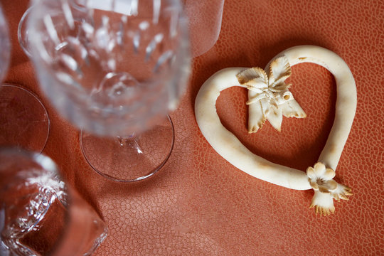Vassoio di pane tipico della sardegna detto coccoi preparato a festa a forma di cuore