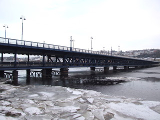 Fototapeta na wymiar The Craigavon Bridge and River Foyle in Derry / Londonderry frozen over