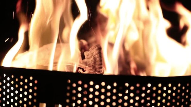 Lagerfeuer, Holzscheit wird eingelegt 120fps