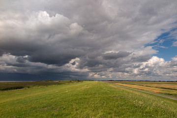 Wetter über dem Deich