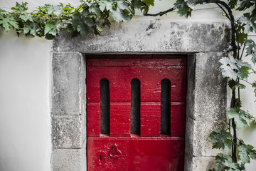 Old red door (Abruzzo, Italy)