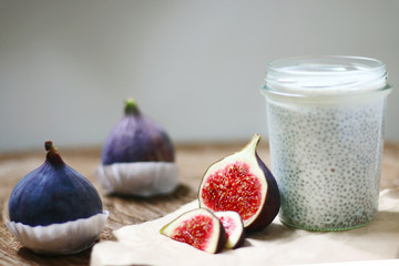 chia pudding with figs