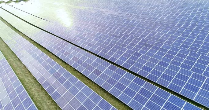 champs de panneaux solaire dans une ferme solaire