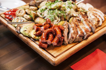 Baked potatoes with onions and lard and various kinds of meat are also baked on a wooden plate