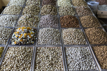 Frutos secos variados a la venta en mercado.