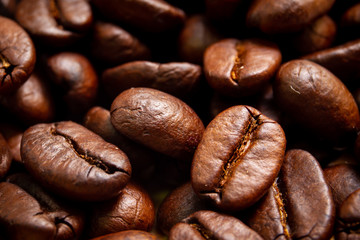 Naklejka premium Medium roasted organic coffee beans close up.