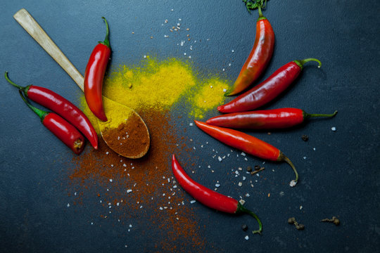 Chile rojo picante y especias de colores sobre un fondo oscuro