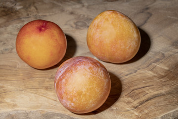 Pflaumen auf einem Hintergrund aus Holz