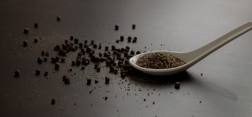 Cuchara con granos de pimienta negra