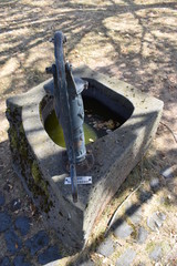 Pumpe bei Kirchwald an altem Brunnen