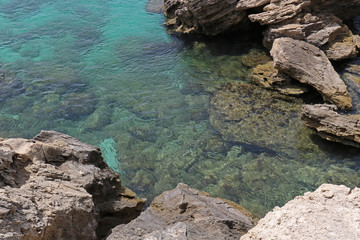 Klares Meerwasser in steiniger Bucht