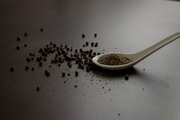 Cuchara con granos de pimienta negra