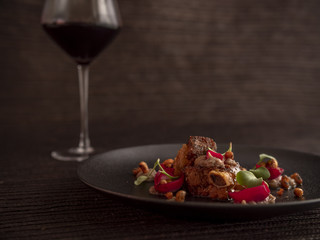 Costillas de cerdo con vino, flores y frijol 