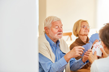 Gruppe Senioren beim Kartenspiel zu Hause