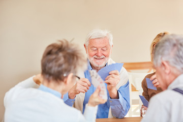 Obraz premium Gruppe Senioren hat Spaß beim Karten spielen