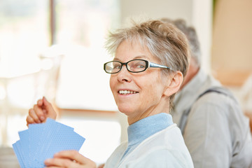 Senior Frau hat Spaß beim Kartenspiel