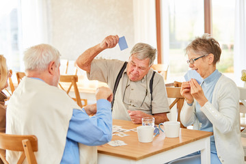 Senioren Gruppe im Ruhestand beim Kartenspiel