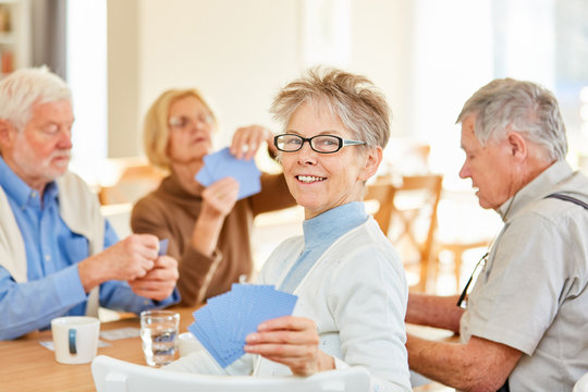 Senior Frau und Freunde spielen Karten