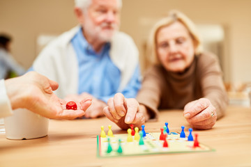 Senioren spielen in der Freizeit ein Brettspiel
