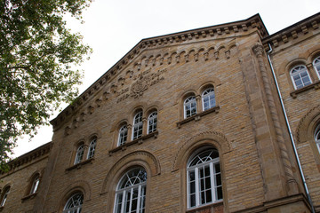 Ein altes Schulgebäude
