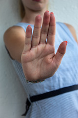 Frau zeigt Stopp mit der Hand