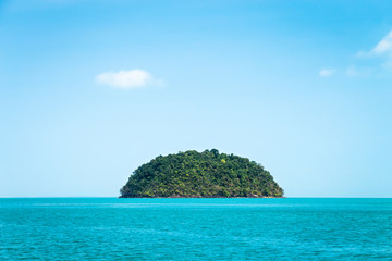 Rond groen eiland. Zeegezicht met rotseiland in de tropische zee, Thailand.