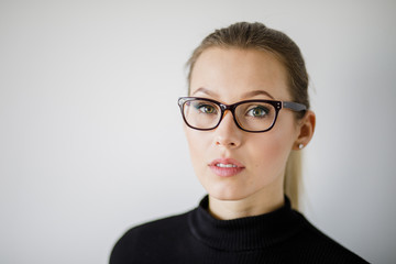 Junge blonde Frau mit Brille