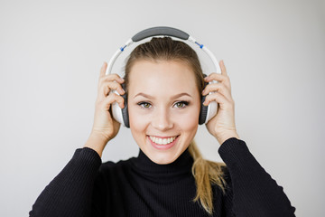 Junge blonde Frau mit Kopfhörer