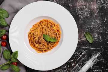 спагетти болоньезе с томатами и базиликом