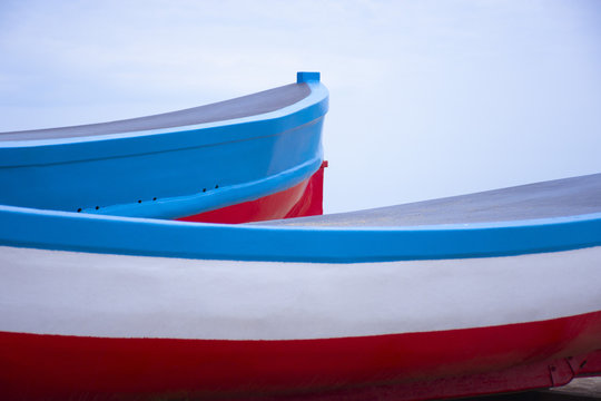 fondo de proas de barcas pesqueras de madera.