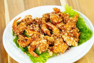 Batter shrimps with salad