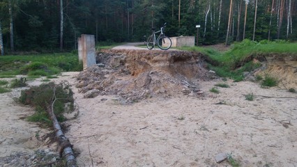 zerwana droga przez wode © Karol