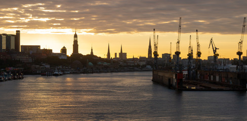 Sonnenaufgang über dem Hamburger Hafen