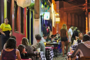 Papier Peint photo autocollant Brésil Vieux restaurants de rue avec une foule attendant le dîner. Ville de Lençois, Brésil