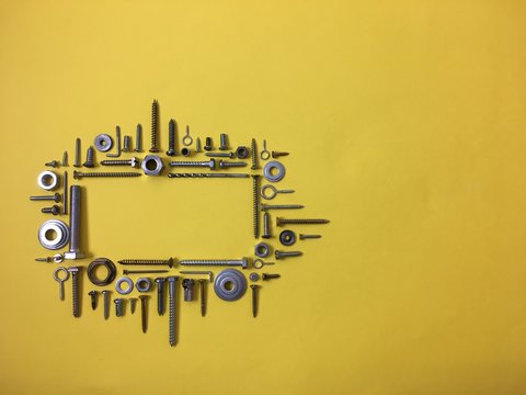 Tornillos y tuercas formando un rectangulo.