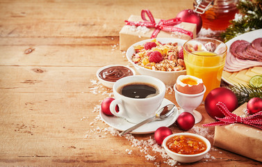 Obraz na płótnie Canvas Christmas breakfast with gifts and decorations