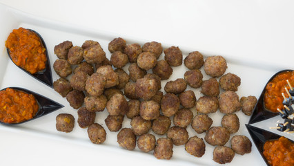 Cocktail beef meatballs in sweet and tomato sauce. Also available in horizontal.